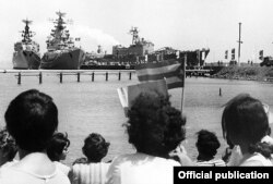 Cubanos despiden buques soviéticos en la base de Cienfuegos.