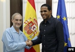Javier Sotomayor (der) saluda al embajador de España en la isla, Francisco Montalbán (izq) hoy, viernes 25 de septiembre, en la embajada de España en La Habana (Cuba).