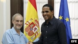 Javier Sotomayor saluda al embajador de España en la isla, Francisco Montalbán (i-d) hoy, viernes 25 de septiembre, en la embajada de España en La Habana.