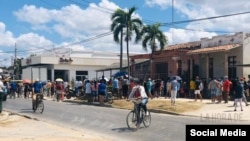 Cola en una TRD de Camagüey. (Foto: Facebook de La Hora de Cuba)