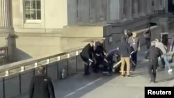 Peatones derribaron al atacante que había acuchillado a varias personas en el Puente de Londres. 