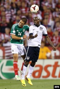El jugador de México Javier Hernández (i) disputa un balón con DaMarcus Beasley (d) de Estados Unidos.