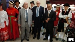 El presidente del gobierno canario, Paulino Rivero (centro-derecha), durante una de sus visitas a Cuba.