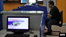 Un hombre se conecta a Internet en una nueva sala de navegación en La Habana.
