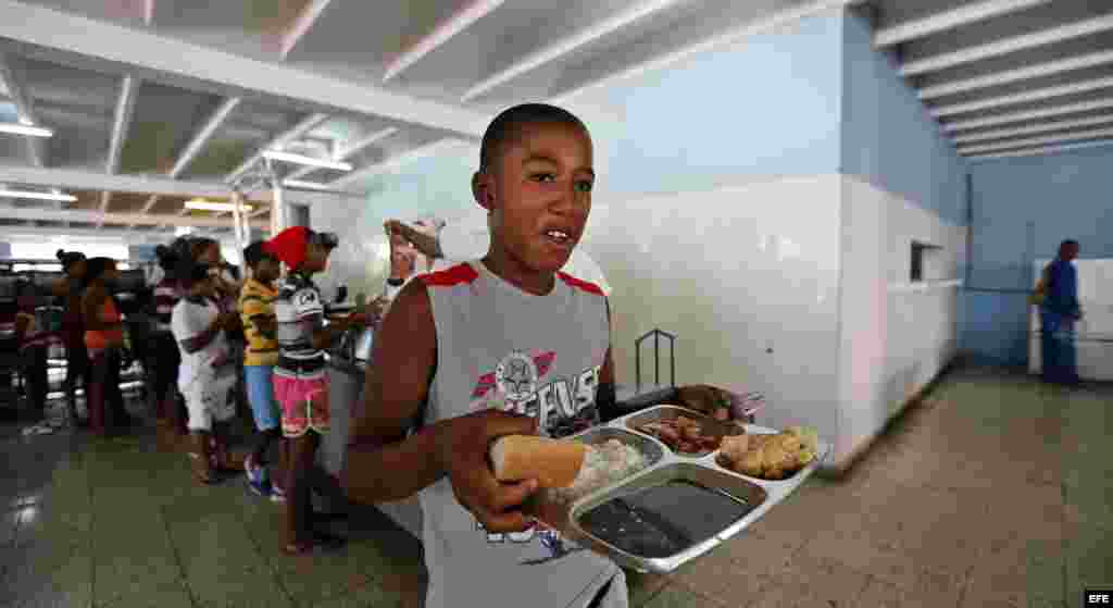 Un niño camina con su almuerzo en un albergue organizado en una escuela hoy, lunes 03 de octubre de 2016, en la ciudad de Guantánamo (Cuba), ante la proximidad del huracán Matthew. Seis provincias de Cuba se encuentran bajo "alarma ciclónica" a la espera 