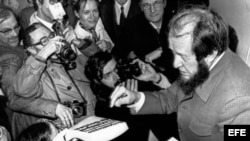 El escritor soviético Alexander Solzhenitsyn, rodeado de periodistas y fotógrafos, firma autógrafos en el libro "El Archipiélago Gulag", en la oficina de su editor en París.