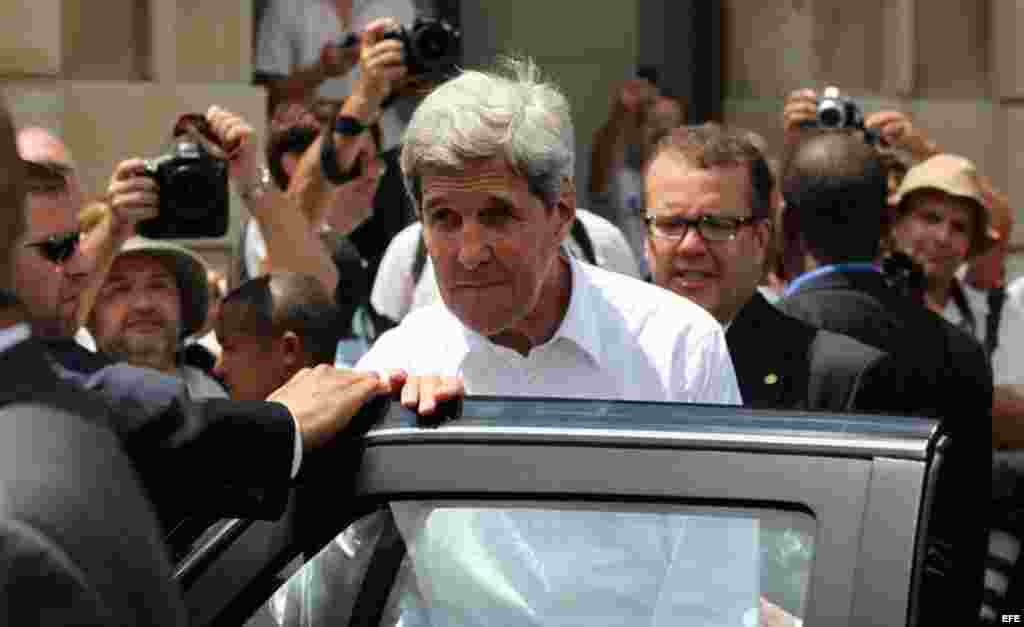 El secretario estadounidense de Estado, John Kerry (c), se dispone a realizar un recorrido por el centro histórico de La Habana (Cuba). &nbsp;