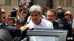 John Kerry camina por la Habana Vieja