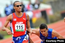 El cubano Andy González entra primero a la meta en la prueba de 800 metros planos de los JCC de Veracruz.