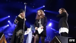 La cantante estadounidense Madonna (i) presenta a Maria Alyokhina (c) y Nadezhda Tolokonnikova (d), integrantes de la banda rusa feminista de punk rock Pussy Riot.