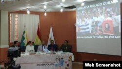 Los ministros de Salud y Comunicación del gobierno interino de Bolivia, Aníbal Cruz (al centro) y Roxana Lizárraga, junto a oficiales de la Policía en la conferencia de prensa.