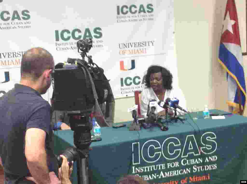 En la Universidad de Miami responde a la prensa 