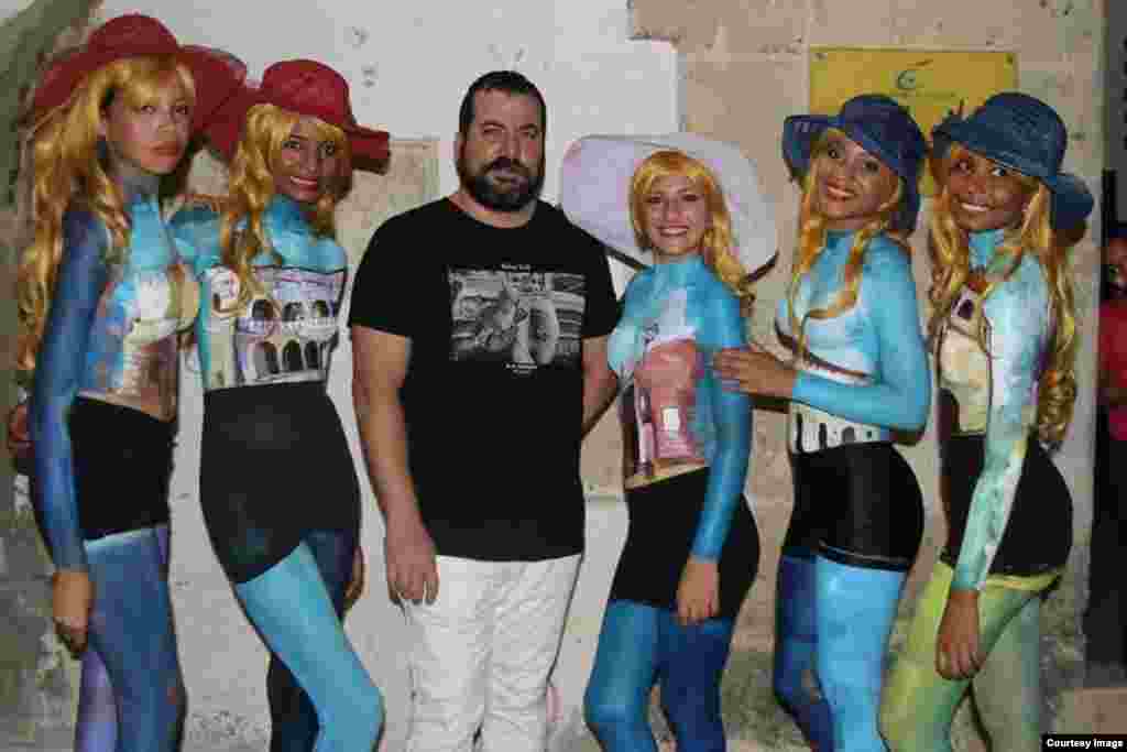 El artista plástico Jimmy Verdecia con varias de las modelos en su 'body art"