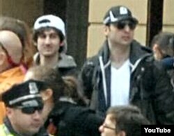 Atentados en Boston: En esta fotos divulgada por el FBI aparecen Dyojar Tsarnayev (izq) y su hermano Tamerlán (der), con gafas de sol.