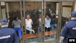 Los acusados Ibraguim Majmúdov; Lom-Ali Gaitukáev; Rustám Majmúdov y Serguéi Jadzhikurbánov asisten a una sesión del juicio por el asesinato en 2006 de la periodista rusa Anna Politkóvskaya.