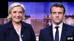 La candidata ultraderechista a la presidencia de Francia por el Frente Nacional, Marine Le Pen (i), y su rival, el socioliberal del movimiento En Marche !, Emmanuel Macron, posan previo al inicio del debate televisado hoy, miércoles 3 de mayo de 2017, en 