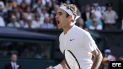 Federer reacciona tras vencer a Raonic en Wimbledon.