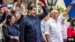 El presidente de Venezuela Nicolás Maduro (c), en el acto "Tribuna Antiimperialista" (Caracas, 5 de marzo, 2015).