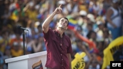 Henrique Capriles Radonsky saluda a sus seguidores durante una caravana electoral en Caracas. 