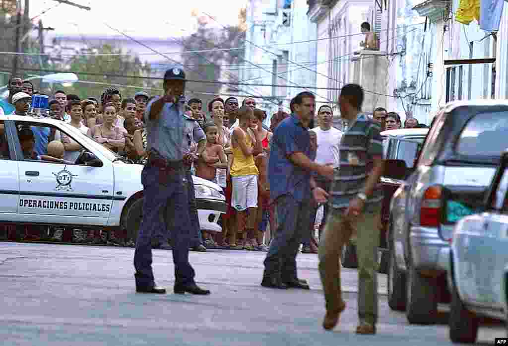 Imágenes del arresto de Marta Beatriz Roque, el 20 de marzo de 2003.