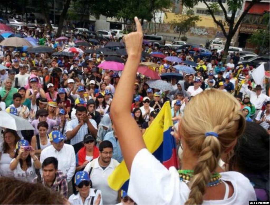 Lilian Tintori afirma que seguirá en las calles “por nuestros estudiantes y jóvenes luchadores que sueñan con un cambio en Venezuela”.