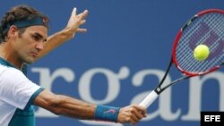 El tenista suizo Roger Federer devuelve una bola al argentino Leonardo Mayer.