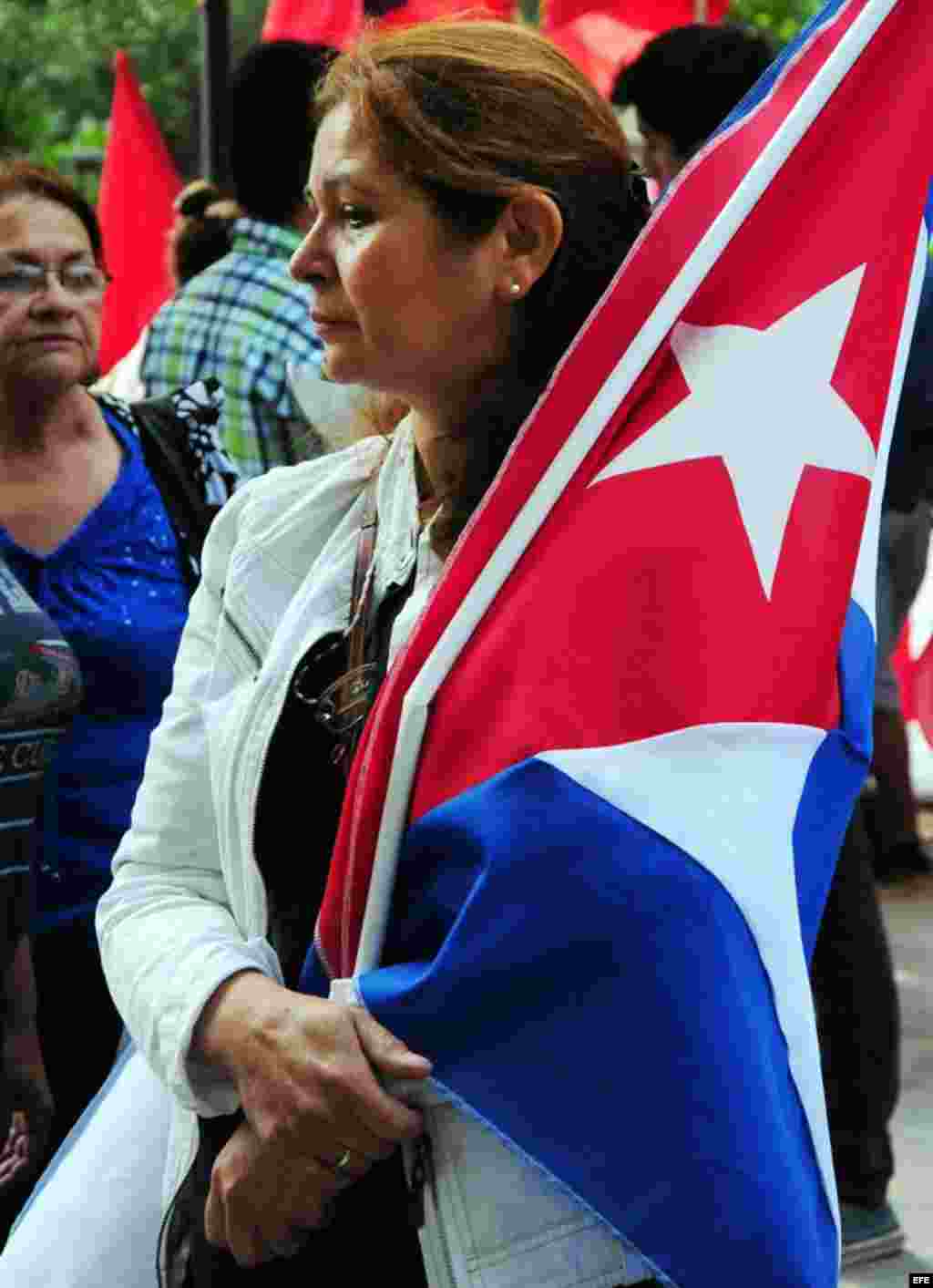 Un mujer participa en una manifestación este jueves 24 de enero, frente a la Embajada de Cuba en Santiago de Chile, en apoyo a la visita del presidente cubano, Raúl Castro.