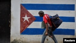 Los casos de coronavirus se multiplican por cientos en la capital cubana. (YAMIL LAGE / AFP)