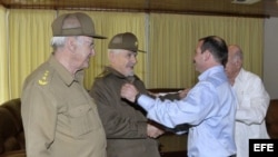 A su llegada a La Habana el espía Fernando González saluda a sus superiores, el ex ministro del Interior Ramiro Valdés (c), y el actual ministro Abelardo Colomá Ibarra (i).