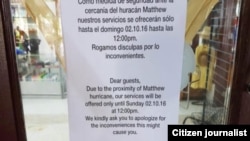 En el hotel Blau Costa Verde de Guardalavaca pegaron este aviso sobre las puertas de vidrio aseguradas con cinta adhesiva.