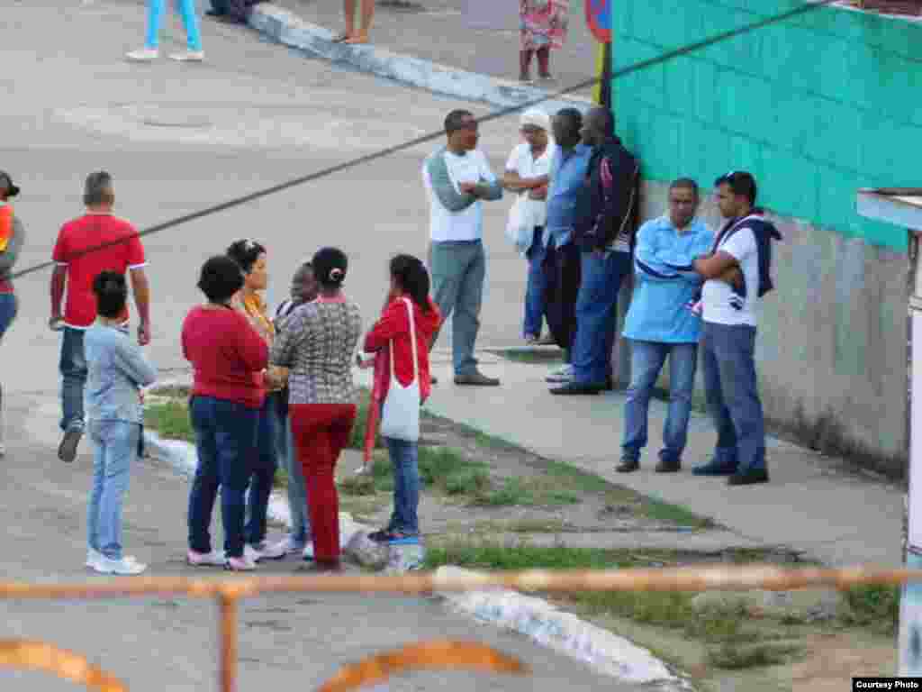 Hombres y mujeres vestidos de civil apostados en la esquina de la sede de las Damas de Blanco en la barriada de Lawton, La Habana el 6 de enero de 2016. Fotos cortesía de Ángel Moya Acosta.