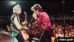 MIck Jagger (d) y Keith Richards durante el primer concierto de los Rolling Stones en La Habana.