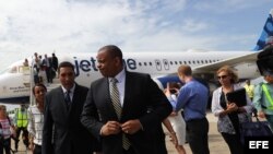El secretario de Transporte de EE.UU., Anthony Fox (c), arriba a Cuba en un avión de la aerolínea estadounidense Jet Blue miércoles 31 de agosto de 2016, en el aeropuerto Abel Santamaría de la ciudad de Santa Clara (Cuba).