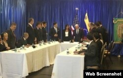 Vicepresidente Mike Pence, reunido con líderes de la comunidad venezolana