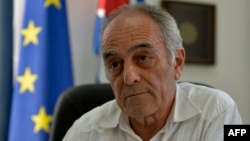 Alberto Navarro, embajador de la Unión Europea en Cuba en su oficina en La Habana, en febrero de 2019. (YAMIL LAGE / AFP)