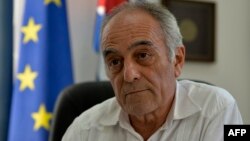 Alberto Navarro, embajador de la Unión Europea en Cuba en su oficina en La Habana, en febrero de 2019. (YAMIL LAGE / AFP)
