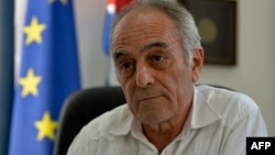 Alberto Navarro, embajador de la Unión Europea en Cuba, en su oficina en La Habana, en febrero de 2019. (YAMIL LAGE / AFP)