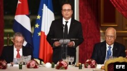 El presidente de Francia, François Hollande (c) ofrece un discurso junto a Raúl Castro (i) y Ricardo Cabrisas (d).