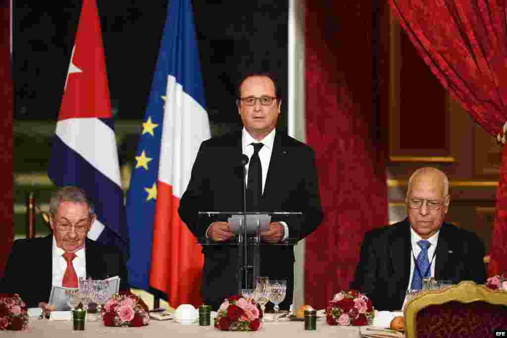 El presidente de Francia, Francois Hollande (c) ofrece un discurso junto a Raúl Castro (i) y Ricardo Cabrisas (d).