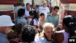 Cubanos hacen fila para hacer trámites frente a la oficina de Inmigración y Extranjería en La Habana. EFE.
