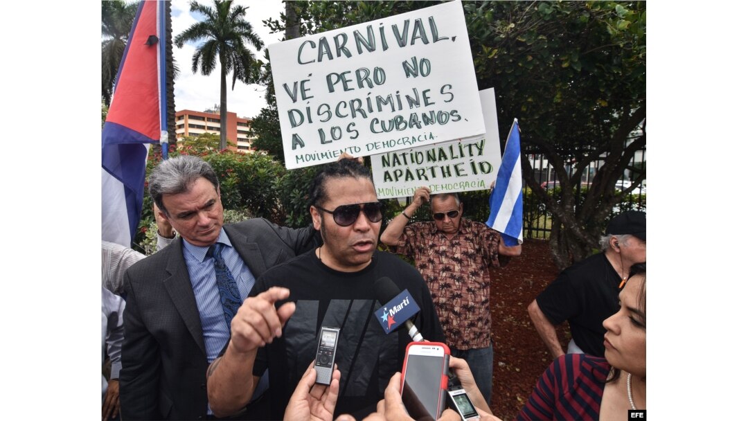 El cantante y compositor cubano Amaury Gutierrez participó en la manifestación.