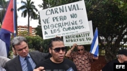 Cubanos en Florida han manifestado su oposición a la decisión de Carnival de aceptar las reglas de Cuba.