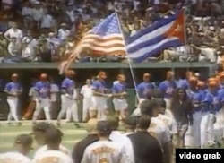 Desfile de los equipos antes del partido Cuba-Orioles el 28 de marzo de 1999 en La Habana.