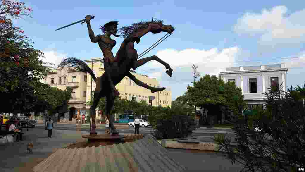 Estatua ecuestre de Don Quijote ubicada en la céntrica esquina habanera de 23 y J, en el barrio de El Vedado.
