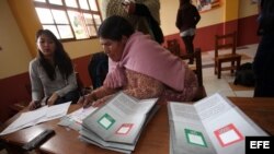 Jurados electorales durante el recuento de votos en un colegio electoral de La Paz. 