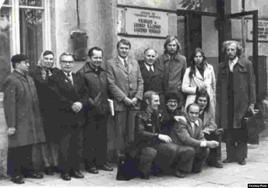 Disidentes lituanos durante la época soviética ante un juzgado. 