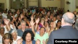Las iglesias evangélicas en Cuba convocan actualmente a unas 800 mil personas.