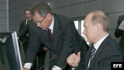 Archivo - El presidente ruso Vladimir Putin (d) y Serguéi Shoigú (i), con el ex ministro ruso para Situaciones de Emergencia y ahora ministro de Defensa. 