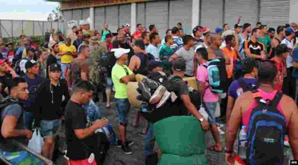 Decenas de cubanos continúan llegando cada día a Panamá, procedentes de Ecuador.