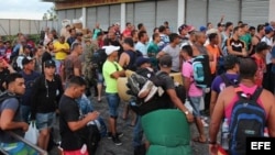Decenas de cubanos continúan llegando cada día a Panamá, procedentes de Ecuador.